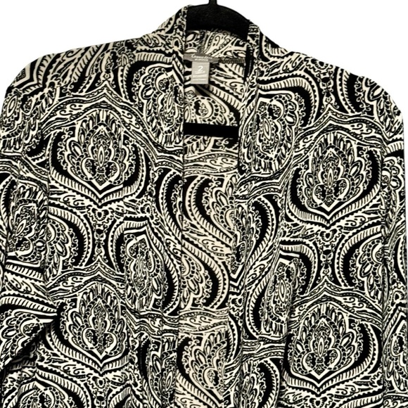 Travelers by Chicos Lightweight Slinky Medallion Black White Print Open Cardigan - Picture 2 of 8
